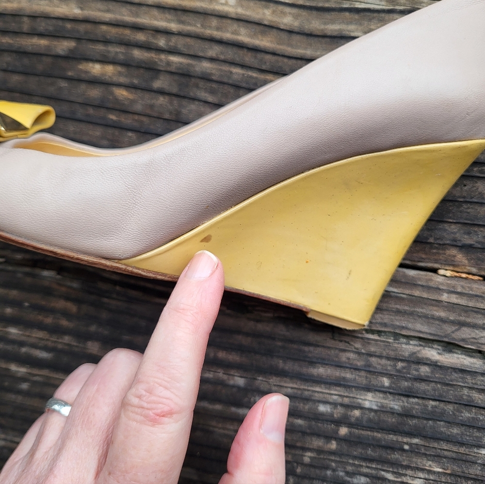 Kate Spade New York Yellow/Tan Kalle Patent Leather Wedge Heels w/ Bow -Sz 7B - Picture 10 of 12